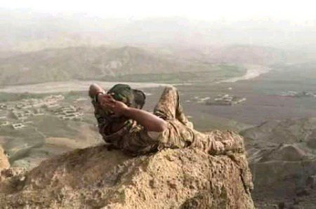 Tere Pyaar Mein Do Pal Kee Zindagi Bahut Hai,
Ek Pal Kee Hansi Aur Ek Pal Kee Khushi Bahut Hai,
Ye Duniya Mujhe Jaane Ya Na Jaane,
Teri Aankhein Mujhe Pehchane Yahi Bahut Hai