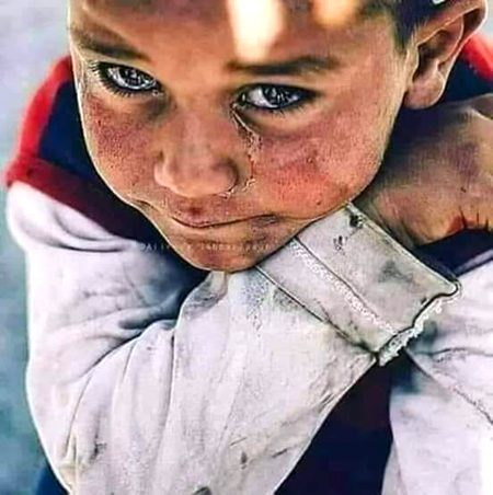 بھوک کو حاضر  ناظر جان کے کہتا ہوں
😭ℂ𝕙𝕒𝕒𝕟𝕕😭🙏💔
اک روٹی کی خوشبو عشق پہ بھاری ہے۔۔۔