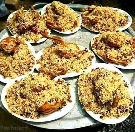 Aa jao jis jis ne baryani khani hai