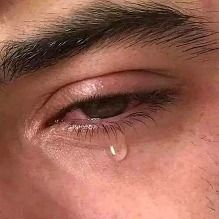 اسے چھپا لیا تھا میں نے آنکھ میں🥀
یہ لوگ خواب میں بھی جھانکنے لگے🔥 Mahii 💔