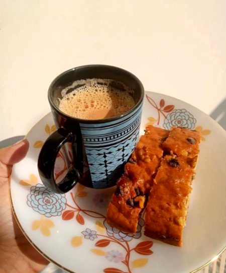 سامنے رکھ کے چائے کی پیالی
چُسکی چُسکی تری کمی چکھی.