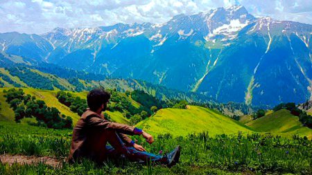 تمہارے بعد کا سفر رائیگاں لگا مجھ کو🍁
اداسی ہِجر میں منہ، نوچتے ہوئے گزری 🙂
کسی کے پاس میسر تھے یار پورے تم
🥀کسی کی شام٬ تمہیں سوچتے ہوئے گزری !