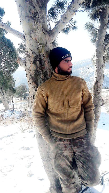 تیری خوبصورتی کے قصے اپنی جگہ بنت ہوا 😍🌹
ہم وردی میں کمال لگتے ہیں یہ ہم نہیں لوگ کہتے ہیں 😍🙈