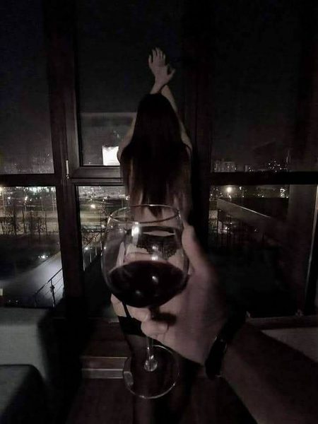 شراب ہو کہ بھلے وہ کوئی حسینہ ہو
جسے بھی چھوڑ دیا منہ نہیں لگایا پھر
 🍷✌️