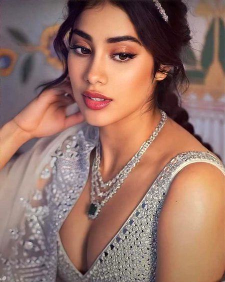 تم کو بھلانا ہوتا تو کب کا بھلادیتے.
تم روح محبت ہو کوئی تماشہ تو نہیں🔥 Mahii 💔