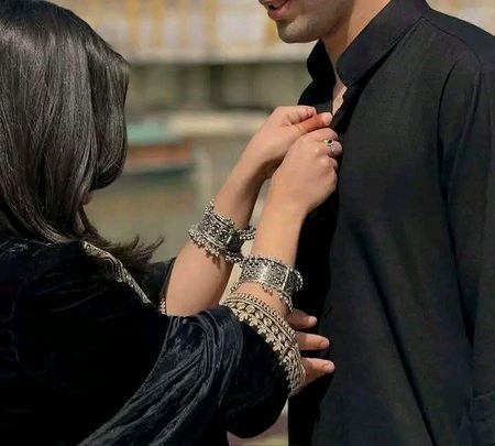 “وہ میری زندگی میں ویسا ہی خاص ہے،
جیسے آسمان کی وسعت میں چمکتا ہوا چاند۔” 🌙❤🖤
#❤️