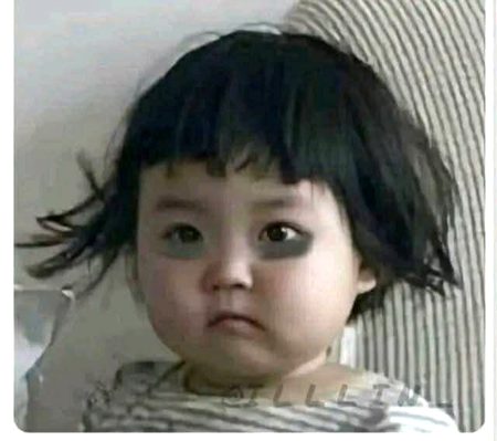 ہاں میں وہی ہوں 
جس کے پاوں کا رنگ منہ سے میچ ہے۔۔۔
مطلب منہ وی کالا تے پیر وی😐🌚