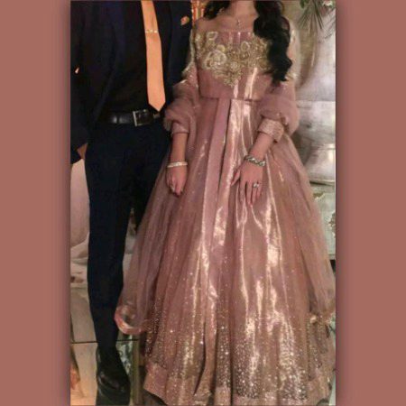 مَیں اِنسانوں کے ہجوم کو پسَند نہیں کرتی۔۔
کیونکہ ہجوم کا تصَوّر صرف قیامت سے مُتعلق ہے۔
مُجھے کافی ہے؛
ایک پھول...
ایک سِتارہ...
چند محبت بھرے الفاظ 
خوشی اور درد بانٹنے والا ایک کندھا
ہاں  بس ایک اِنسان...🩶