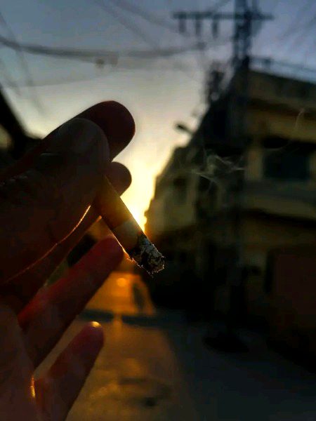 کتاب سے سیکھتے نیند آ جاتی تھی اور جب زندگی نے سیکھانا شروع کیا تو نیندیں اڑا دیں🖤