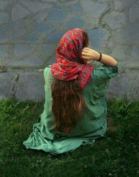 تمہیں بھی راہِ تمنا میں کوئی دھول کرے
تمہارے دل پہ خدا عشق کا نزول کرے
مجھے تو سانس بھی ڈر ڈر کے لینا پڑتی ہے
زمانہ تاک میں رہتا ہے کوئی بھول کرے
جھکانا چاہتے ہیں آپ اپنے دشمن کو ؟
یہ کام تِیر کے کرنے سے پہلے پھول کرے
بڑا ہی ناز رہا ہوگا خال و خد پہ اسے
مگر وہ لوگ جنہیں آئینہ ملول کرے
مجھے تو اس پہ بہرحال پیار آتا ہے
کرے گلاب مری راہ یا ببول کرے
دیارِ عشق میں آنا نہ چاہتے تھے کبھی
اب آ گئے تو خدا حاضری قبول کرے
🥀