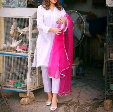 Kafi den se Meri Kam wali anti nhi aa rhi thi or oss ny mujy btaya b nhi k MN bemar hu AJ MNy apni dost ko bja oss ki tarf to pata Chala wo bemar ha or oss k ghr ki halat b thk nhi mujy boht dukh hova .oss k ly Dua kry wo thk ho jy .sad feeling jugnu.