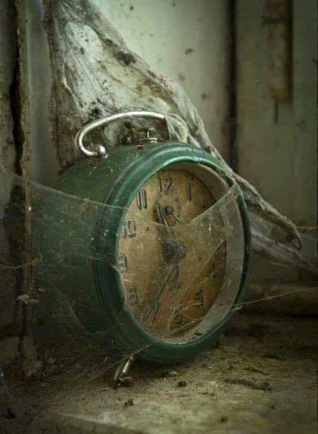 ﺟﺐ ﻭﻗﺖ ﮐﮯ ﻧﯿﺰﮮ ﻣﯿﺮﮮ ﺳﯿﻨﮯ ﻣﯿﮟ ﮔﮍﮬﮯ ﺗﮭﮯ
ﺗﻢ ﺩﺭﺩ ﮐﯽ ﺳﺮﺣﺪ ﺳﮯ ﺑﮩﺖ ﺩﻭﺭ ﮐﮭﮍﮮ ﺗﮭﮯ