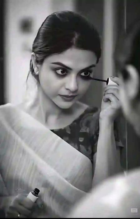 اگر تم فیصلہ کر لو  ،  محبت اوڑھ لینے کا 
تو پھر اس شال کے اوپر ستارے میں بناؤں گا 
تمہارا کام اتنا ہے فقط کاجل لگا لینا .
تمہاری . آنکھ کی خاطر نظارے میں بناؤں گا ۔💔Unzii🥀