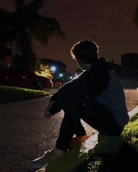 اس سرد موسم میں ہمارا دل سُلگھتا ہے
تمہاری برف سے اکثر ہمارا دل یہ جلتا ہے
ہمیں یوں آرزوؤں کے بھنور میں نہ ڈوبایا کر
میری اتنی گزارش ہے دسمبر تو نہ آیا کر 
میں پچھلے برس بھی تم کو یہ کہہ کر چھوڑ آیا تھا
تو مجھ کو توڑ دیتا ہے تمہیں میں نے بتایا تھا  
دسمبر بیتے لمحوں کی نہ یادیں ساتھ لایا کر، 
میری اتنی گزارش ہے دسمبر تو نہ آیا کر
دسمبر تیرے ہونے سے مجھے وحشت سی ہوتی ہے 
تیری یہ سردسرد راتیں میری پلکیں بِھگوتی ہیں
میری آنکھوں کے جھرنوں سے سمندر نہ بہایا کر 
میری اتنی گزارش ہے دسمبر تو نہ آیا کر   
__ZaiN_