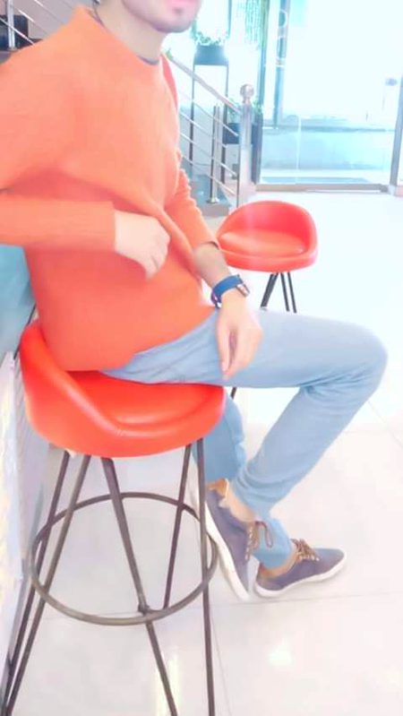 رونے کو ایک عمر پڑی ہے سو جانِ جاں
     تصویر بن رہی ہے چلو مسکرائیں ہم
🏵️