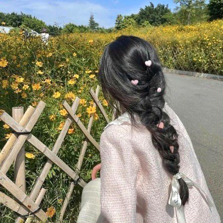 مجھے رنگ اپنی طرف کھینچتے ہیں 🎀
میں تتلی کے پیچھے کہاں بھاگتی ہوں !!