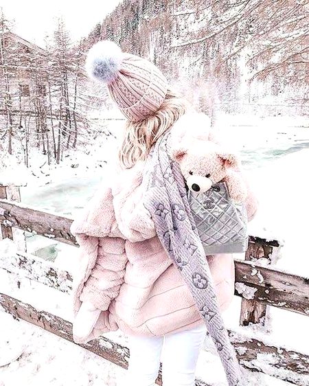 مجھے موسم سے کیا لینا ، نومبر ہو ، دسمبر ہو
میرے سب رنگ تجھ سے ہیں ، بہاروں کے، خزاؤں کے...