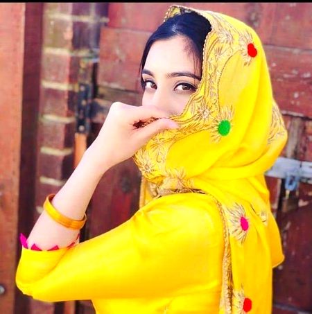 Aashik  purana  teera  ohhi 
Haa  nee  mein  tery  liye 
Jo  surmah  liyaa  si  kaddy 👍