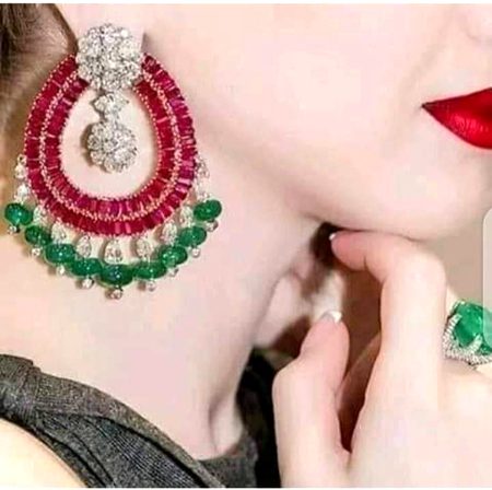 کیا خوب سجھتا ہے سنگھار تجھ پر
😍لبوں پہ لالی جھمکے اور بالی😍