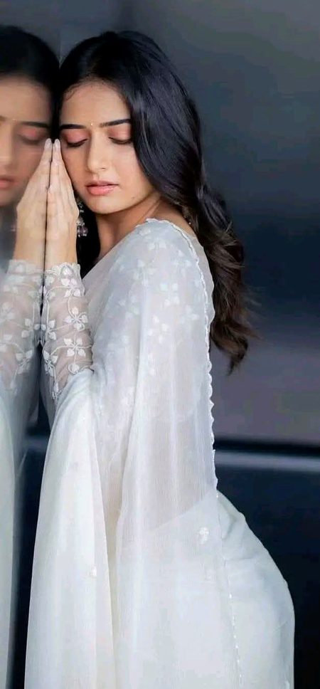 کبھی کبھی تمہاری اس قدر ضرورت محسوس ..ہوتی ہے ، کہ.
دل چاہتا ہے.
دنیا کی ہر عیش و عشرت ٹھکڑا دوں ، 
اور صرف تمہاری پہلو میں آ کے خود کو فنا .کر لوں💔Unzii🥀