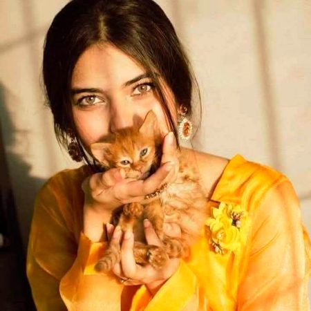 احباب کو رہی, میرے عیبوں کی جُستجو..
 میں پُر خلوص بن کر, انکے ہنر تولتا رہا💔Unzii🥀