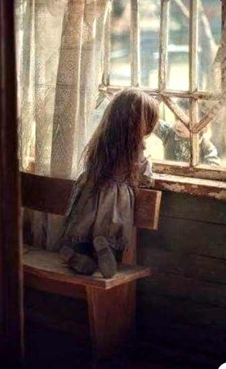 وہ پرکھتا هے مجھے اوروں کی طرح ....
سنا نہیں کیا 
لوگ تو چلتے ہوئے کو مجرم ٹھہرا دیتے ہیں
🖤
