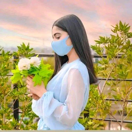 لمسِ محبت ایسا بھی ہوا کرتا ہے کہ لفظوں کو ہاتھ لگایا جاتا ہے ، باتوں کی خوشبو لی جاتی ہے ، آوازوں کی گونج محسوس کی جاتی ہے ۔
یہاں تک کے نا ہونا بھی ہونے جیسا محسوس کیا جاتا ہے بلکہ مانا جاتا ہے کہ  
وہ جو اصل میں نہیں ہے ، پھر بھی ہے💞💞