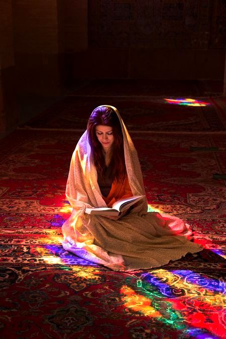 کسی کو اپنا رازدان بنانے سے پہلے سوچ لین کہ راز دل کی سرحدوں  کو پار کر دوسروں کی سمعاتوں کے شریک بن جائیں تو کئی بار اپنی حرمت کھودیتے ہیں کون جانے سننے والے کا ظرف اتنا بلند ہو بھی یا نہیں  کہ وہ آپ کے جذبوں کی قیمت جان سکے