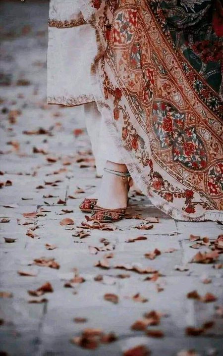 بکھرنے کی اذیت سے واقف ہوں
خشک پتوں پر قدم نہیں رکھتی میں🍁