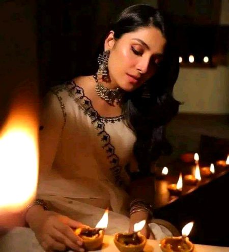 بُجھ گئی ہیں مِری آنکھیں، مگر اے شامِ فراق..
یہ دِئیے اُن کے خیالوں میں تو جَلتے ہوں  گے💔Unzii🥀