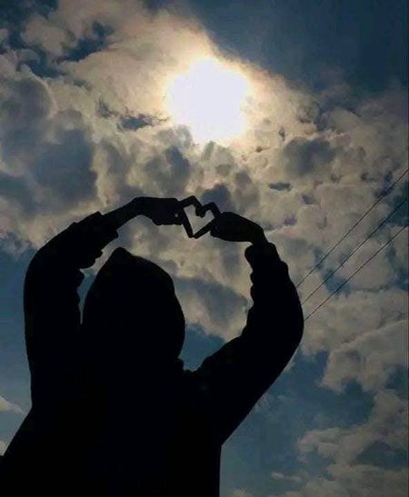 ُاُسے کہنا..
کہ ہم نے چھوڑ دی ضِد.
اُن سے مِلنے کی.
تَقاضے تِشنَگی کے.
ساحلوں پہ چھوڑ آئے ہیں.
ہمیں معلوم ہے.
بے درد موسم کی رضا کیا ہے.
ہم اپنے خواب سارے.
پانیوں پہ چھوڑ آئے ہیں💔Unzii🥀