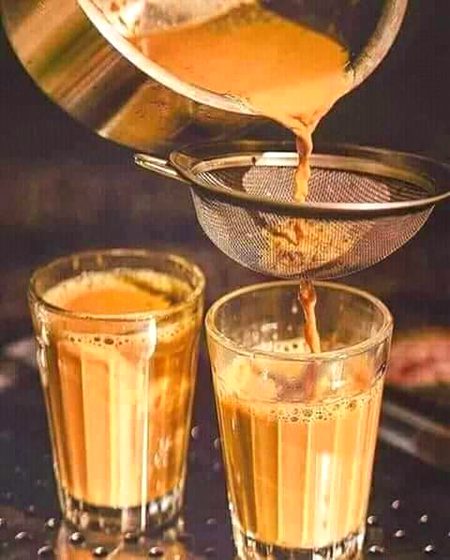 یہ چائے ہی تو ہے جو ہر موسم میں اور دکھ سکھ میں بغیر رنگ بدلے ساتھ نبھاتی ہے ورنہ لوگ تو
🔥خیر جانے دو