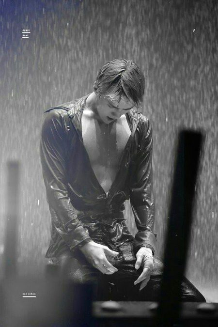 Ye Tanhayi Ka Aalam,
Aur Iss Par Aap Kaa Gham,
Na Jeete Hain, Na Marte Hain,
Bataao kya Kare Hum,
Akele Hain Chale Aao,Jahaan Ho
Kahaa AawaaZ Dein Tum Ko Kahaan Ho
Akele Hain Chale aao
kahan ho