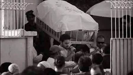 تُم بھی ترسوگے بات کرنے کو ، بات جا لینے دو چار کندھوں پر ۔ " 💔🙂