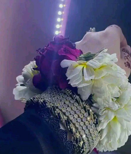 گجرے کا بھی نشان پڑتا ہے❤️🥀
اتنی نازک ہے کلائی اسکی🥀❤️