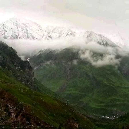 نیلم ویلی 
حالیہ بارشوں کی وجہ سے شونٹھر ویلی میں تازہ ترین برف باری کا دلکش منظر   ❤