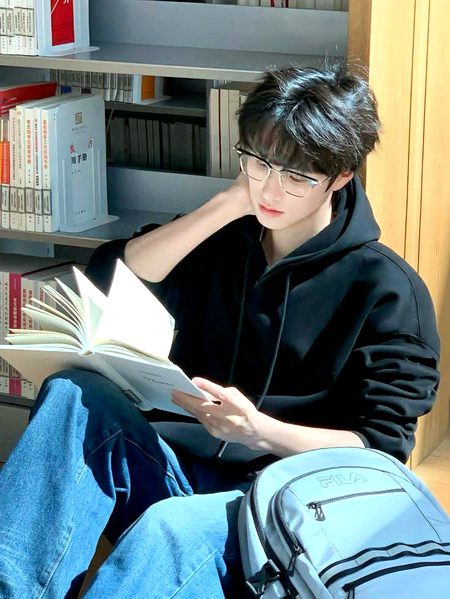 Kitabo se Dil Mari kutub Khana ye watan Mera ..dafan hujao kitabon me wrk hon kafan mare