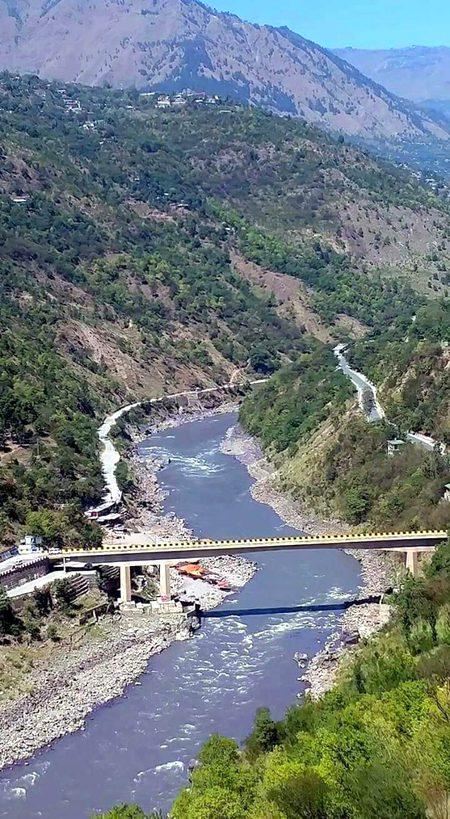 آدمی جہاں بھی جاے ۔اسلام آباد ۔راولپنڈی ۔لاہور ۔کراچی۔ بیرون ملک ۔ لیکن واپس جب اس پل پہ پہنچنے پر جو سکون اور راحت ملتی ہے ۔ ناقابل بیان ہے۔۔۔۔کیوں آپ نے کبھی محسوس کیا۔۔۔۔
ہاے او میریا سوہنے کشمیر۔ جنت نظیر۔  Kohala Bridge 😍