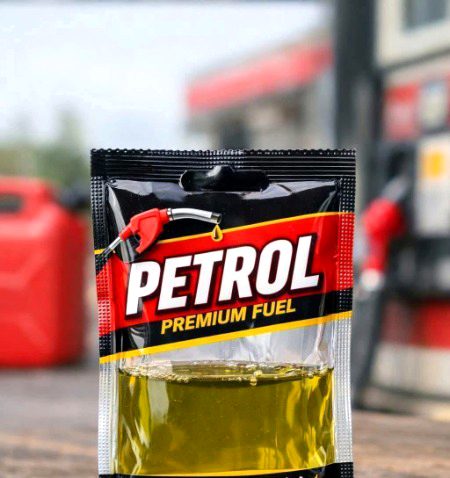 عوام کی سہولت کے لیے پیٹرول اب ساشے پیک میں بھی دستیاب ہے🤭🍁