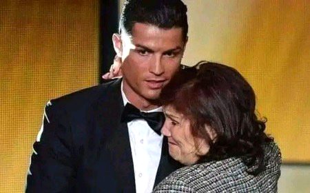 A reporter asked Cristiano Ronaldo:
دنیا کے ٹاپ فٹبالر کرسٹیانو رونالڈ سے کسی نے سوال کیا کہ تمہاری ماں ابھی تک تمہارے ساتھ کیوں رہتی ہے؟ تم اسکو ایک الگ گھر کیوں نہیں بنوا دیتے؟ 
اس نے جواب دیا، میری ماں نے میری اچھی زندگی کے لیے اپنی زندگی کی خواہشوں کو قربان کر دیا۔ وہ خود بھوکی سو جاتی تھی، تاکہ میں رات کو پیٹ بھر کر کھا سکوں۔ ہمارے پاس کوئی پیسہ نہیں تھا۔ ۔ ۔ وہ ہفتے میں سات دن نوکری کرتی تھی، اور شام کو نوکری کے بعد سیکنڈ شفٹ میں صفائی کا کام کرتی تھی تاکہ مجھے فٹبال اور دیگر سامان خرید کر دے سکے، تاکہ میں پروفیشنل کھلاڑی بن سکوں۔ 
میری ہر کامیابی اسکی مرہون منت ہے۔ میں جب تک زندہ ہوں وہ میرے ساتھ رہے گی۔ ۔ اور میں جو کچھ بھی اسکو دے سکا دونگا۔ میری ماں میری پناہ گاہ ہے، اور قدرت کا بہترین تحفہ۔ 
(فوٹو اور انگریزی متن  ۔