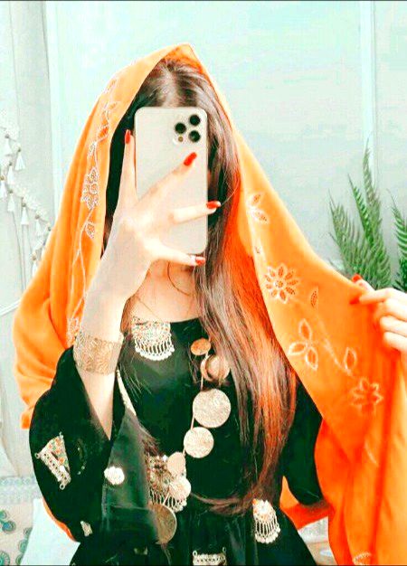 اگر میں بددمـاغ ہوں تو مجھ سے مت ملا کرو
منافقــوں سے یوں بھی میری آج تک بنی نہیں
نہ شــوق آوری کا دن، نہ حال پــروری کی شب
یہ زندگی تو ہــے مگــر مــــرے مـــزاج کی نہیں
🔥