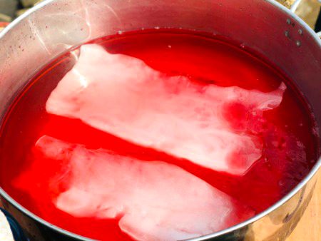 سخت گرمی میں جے ڈی سی کی جانب سے لوگوں کو ٹھنڈا شربت پلایا جارہا ہے