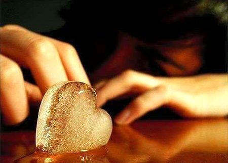 وہی محسوس کرتا ہے سزا درد محبت کی
جو اپنی ذات سے ذیادہ کسی کو چاہتا ہے🔥 Mahii 💔