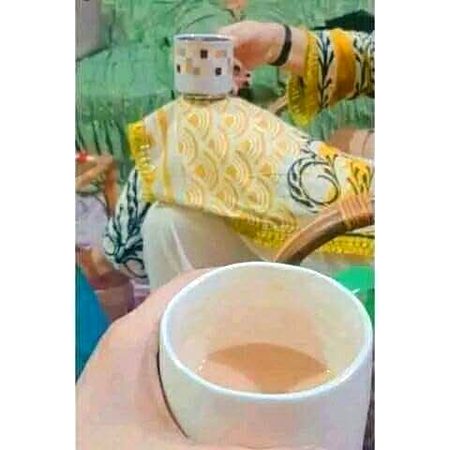 ،،چل ان جھنجھٹوں سے دور کچھ پل جیتے ہیں،،،❣️😇   سب غم دنیا کے بھلا کر،،، دونوں چاۓ پیتے ہیں،، 😋☺️