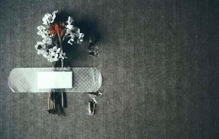 اُس کے لہجے میں دراڑ آتی ہے ہم اُسی وقت خواب رکھ دیتے ہیں خدشات اُٹھا لیتے ہیں
🖤