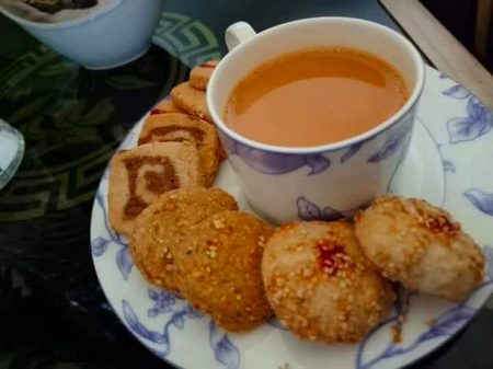 تم چائے کے پتی بنو ہم چینی کے دانے 
اور کوئی تو ملا دے ہمیں چائے کے بہانے