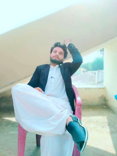 ساری عمر کرکے برباد عشق کی عزت چکھ لی
اس نے بھی پہن لیا برقعہ ھم نے بھی داڑھی رکھ لی😒