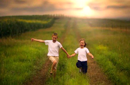 کچھ دل نفرت کرنا نہیں جانتے خواہ آپ اُن پر کتنا ظلم کریں اور کچھ دل محبت کرنا نہیں جانتے خواہ انہیں کتنی عزت دیں...!!