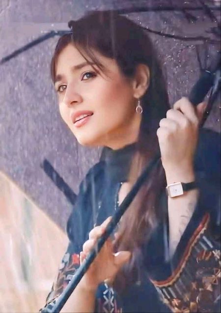 سنا ہے بہت بارش ہے تمہارے شہر میں..
سنو زیادہ مت بھیگنا. 
اگر دھل گئی ساری غلط فہمیاں تو بہت یاد آئیں گے ہم💔Unzii🥀