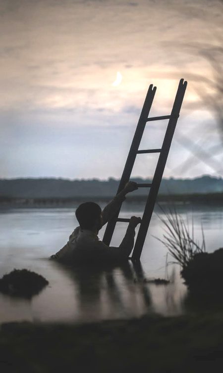 مشکل وقتوں کی خوبصورتی یہ ہے ،کہ جھوٹی روحیں تمہارے قریب نہیں ٹھہرتیں۔